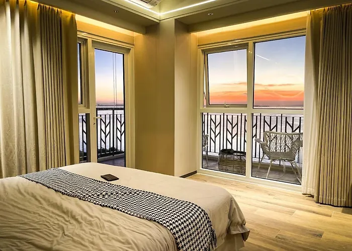 Luxury 2br Beside Okada * Manilla