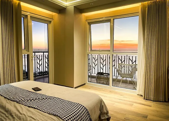 Luxury 2br Beside Okada Manilla