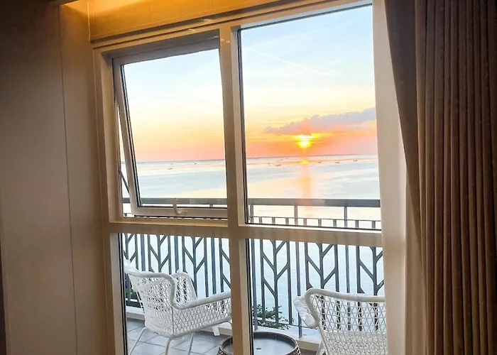 Luxury 2br Beside Okada Manilla